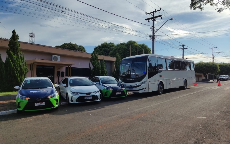 Prefeitura entrega ônibus para transporte de universitários e carros para Secretaria de Saúde
