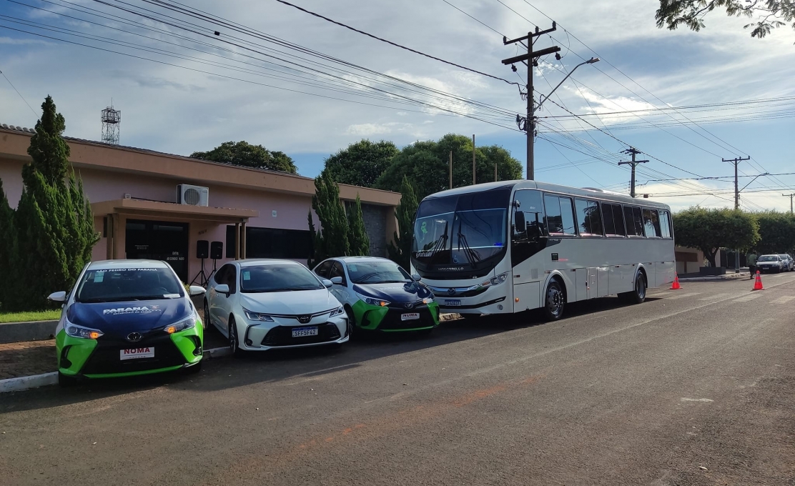 Prefeitura entrega ônibus para transporte de universitários e carros para Secretaria de Saúde