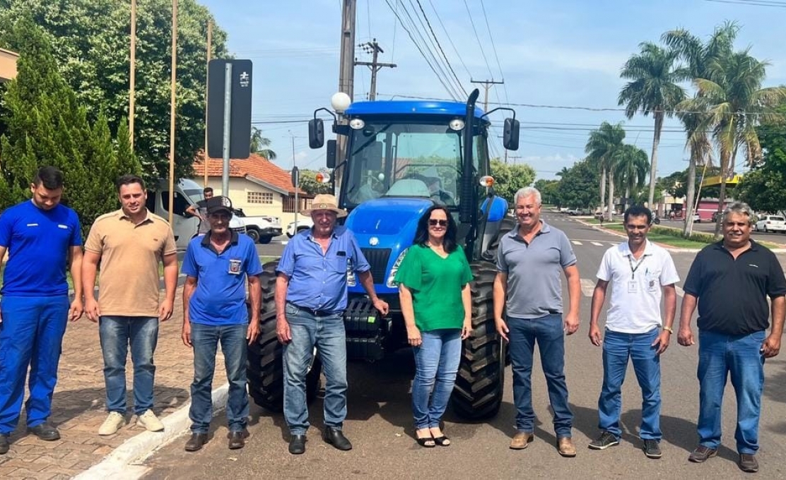 Novo trator irá reforçar a frota do município