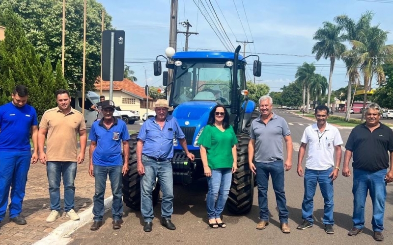 Novo trator irá reforçar a frota do município